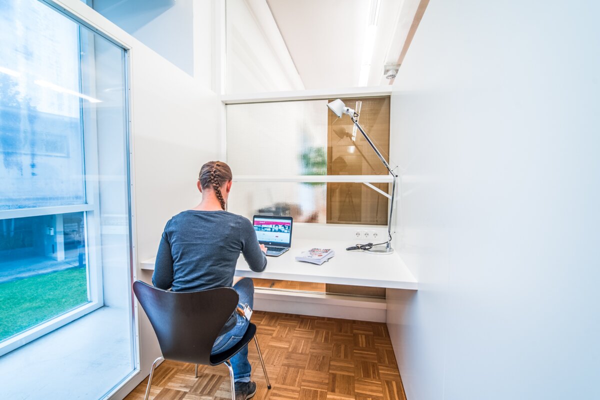 Person sitzt im Studierraum und lernt | © Fabrizio Prizi & FHV