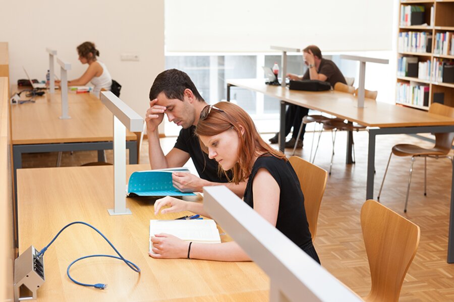 Lesesaal Studierende lernen mit Büchern und Laptop im Lesesaal