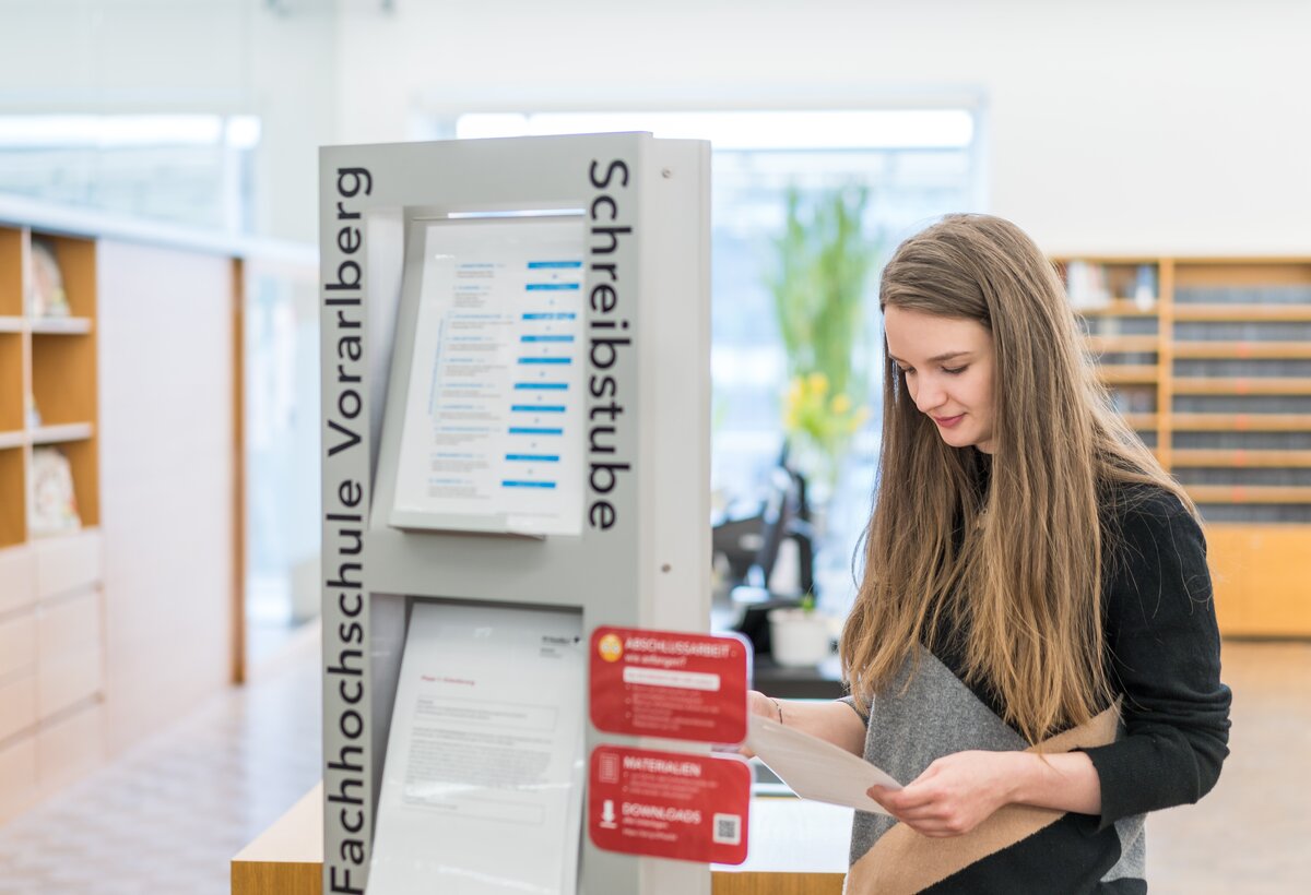 Student looks at documents relating to the Writing Centre | © Fabrizio Prizi & FHV