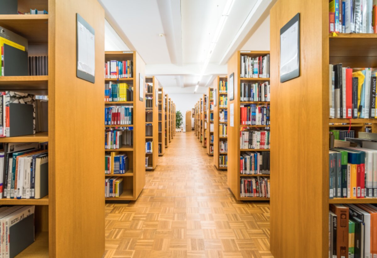 Blick in der Bibliothek zwischen die Regale | © Fabrizio Prizi