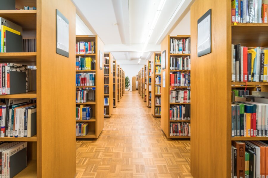 Regalansicht Bibliothek | © Fabrizio Prizi Blick in der Bibliothek zwischen die Regale | © Fabrizio Prizi