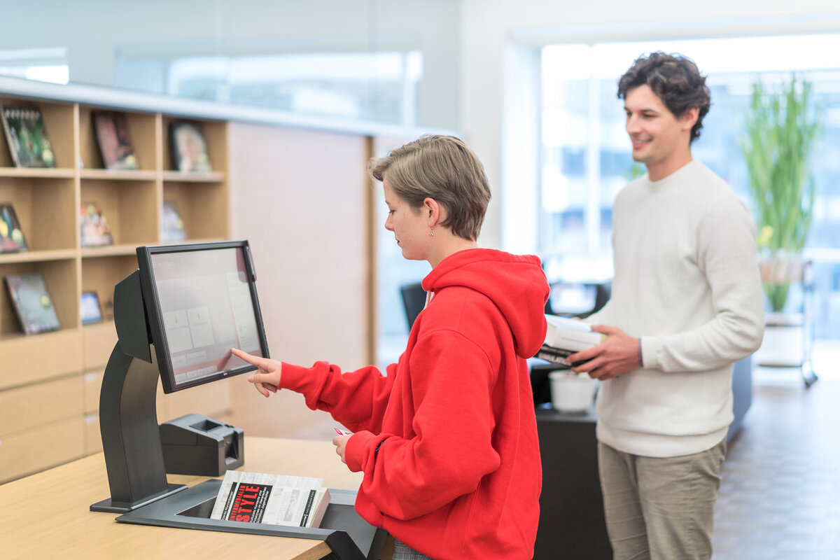 Studierende leihen an der Selbstausleihe Bücher aus | © Fabrizio Prizi & FHV