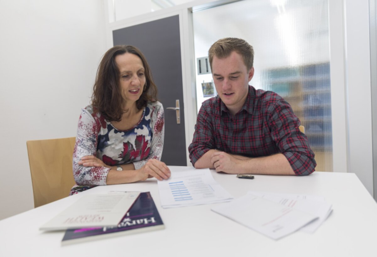 Writing room Individual counselling | © Fabrizio Prizi & FHV Employee advises a student | © Fabrizio Prizi & FHV