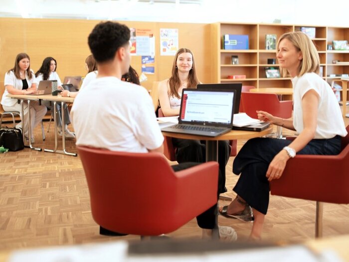 Studierende beim Schreibworkshop im Gespräch mit Claudia Franceschini. | © Rhomberg & FHV