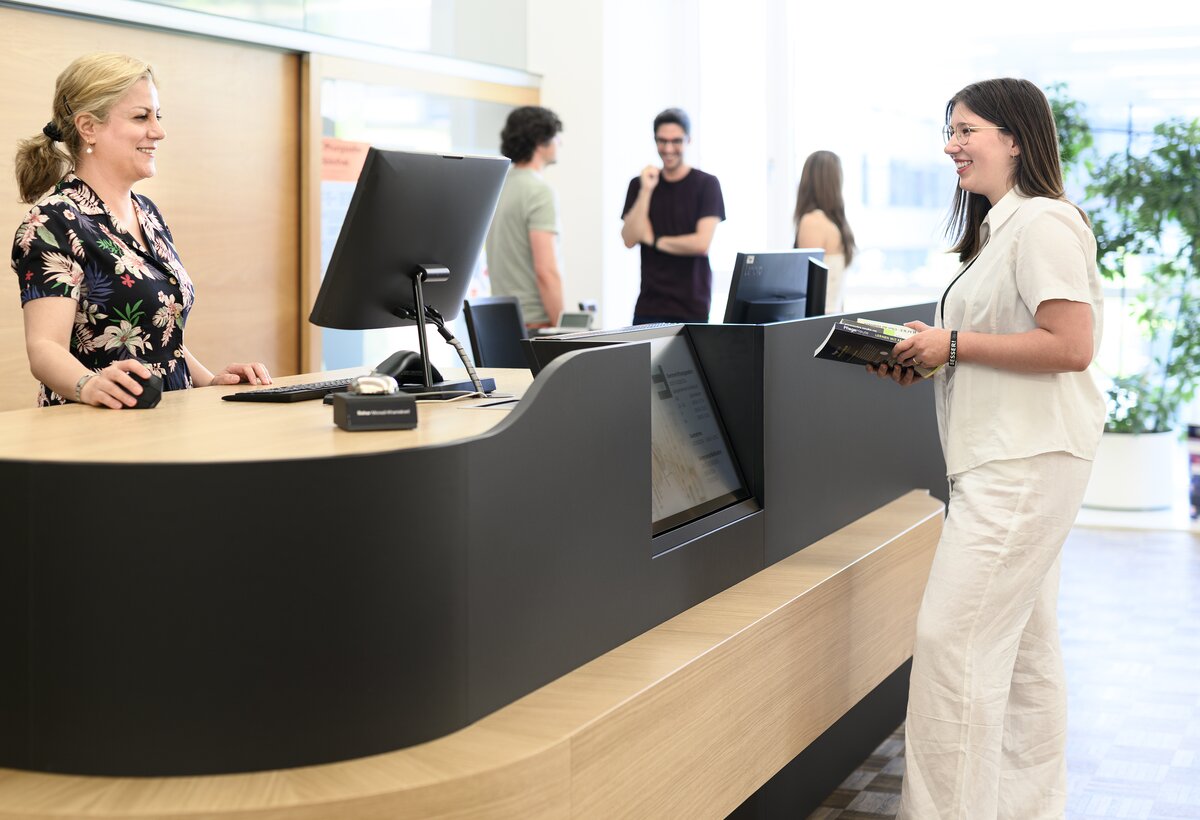 Student gets advice at the information desk near the library | © Matthias Rhomberg & FHV