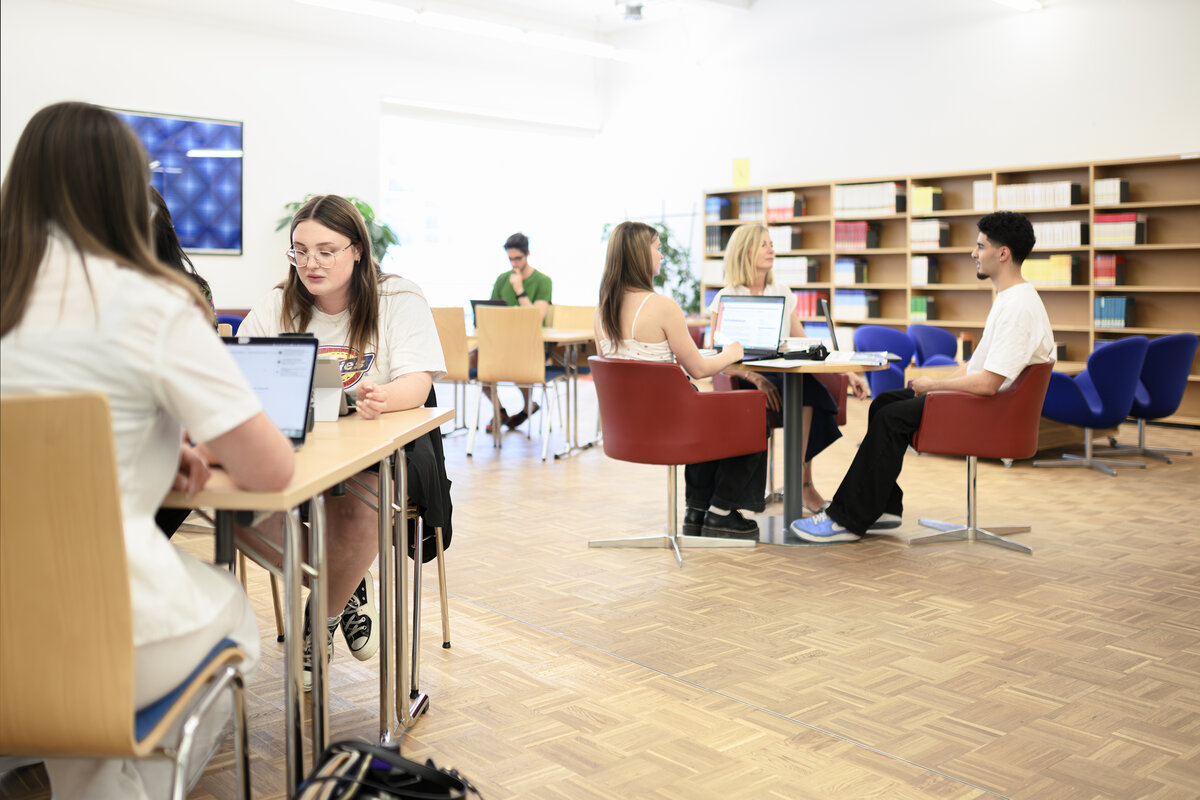 Studenten sitzen in der Zeitschriftenbereich der Bibliothek. | © Matthias Rhomberg & FHV
