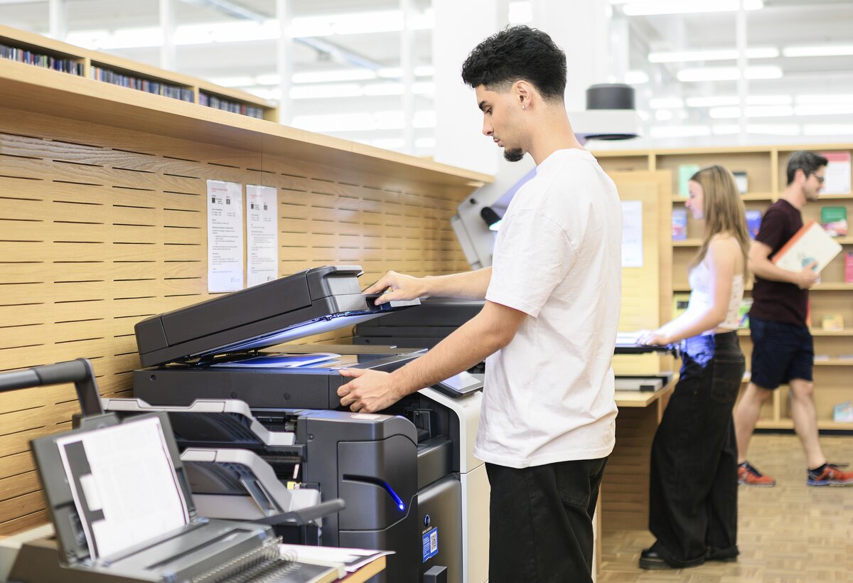 Student Copies documents in the copy and print zone. | © Matthias Rhomberg & FHV