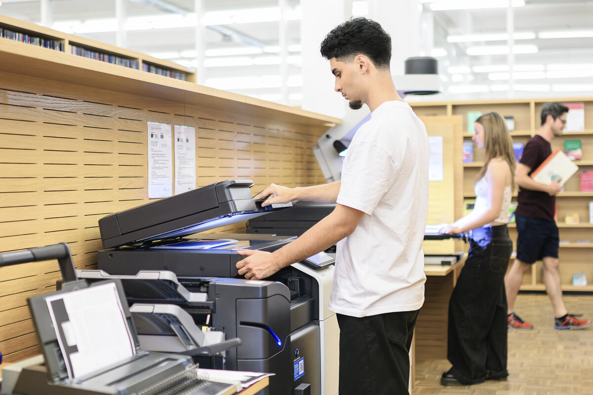 Student Kopiert sich Unterlagen in der Kopier- und Druckzone. | © Matthias Rhomberg & FHV
