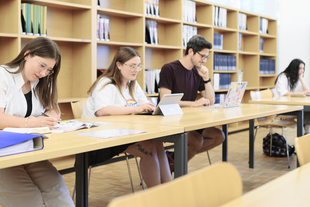 Studenten sitzten im Lesesaal und lernen | © Matthias Rhomberg & FHV