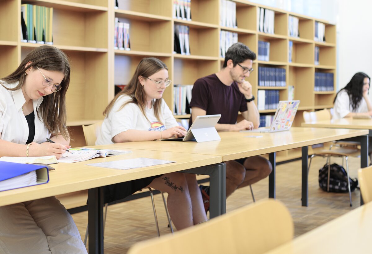 Students sit in the reading room and study | © Matthias Rhomberg & FHV