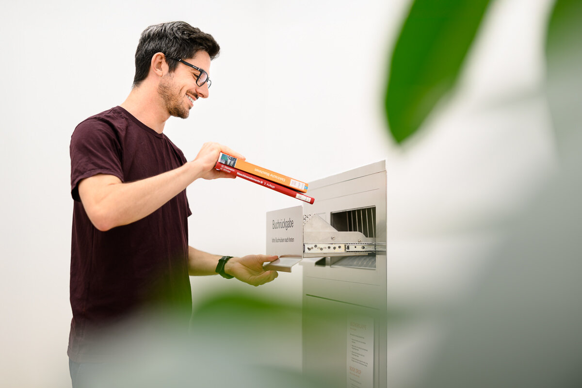 Student giebt seine Bücher bei der Bücherklappe zurück. | © Matthias Rhomberg & FHV