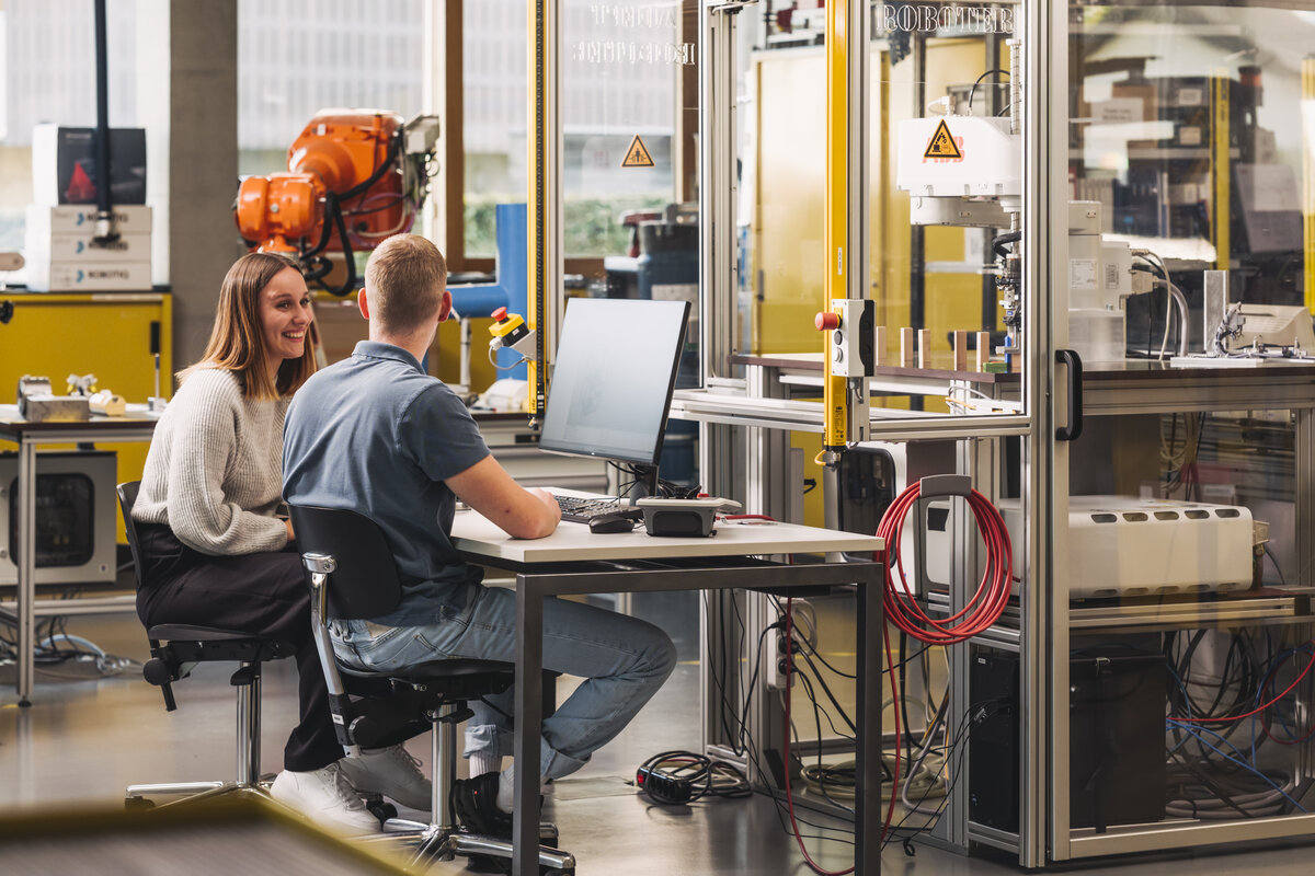 Studierende im Technik-Labor am FHV Campus | © FHV / Angelika Lamprecht