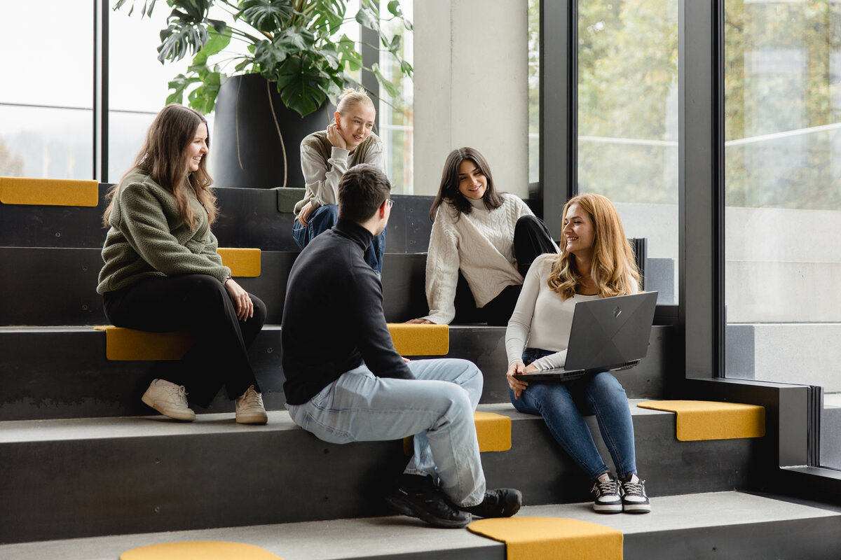 Studierende beim Lernen im Gebäude G | © FHV / Nina Bröll