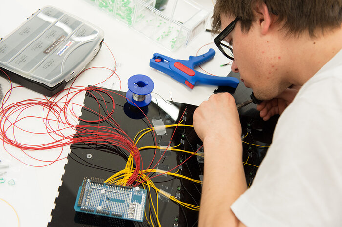 Student works on his project in the interactive workshop. | © FHV