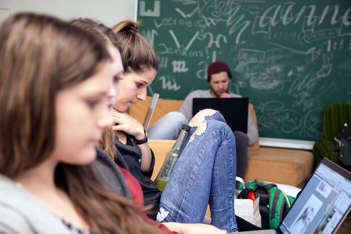 Students work together on various projects in the text workshop. | © FHV