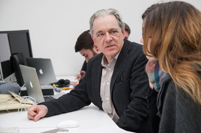 Student talks to a professor in the Macpool | © FHV