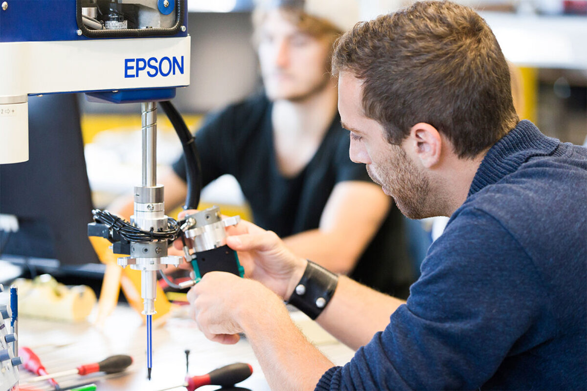 Student works on the Scara robot in the technical laboratory | © FHV
