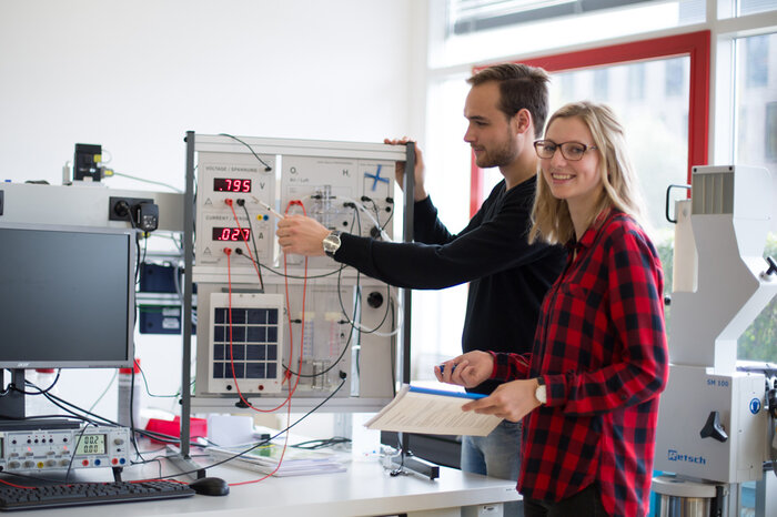 Technische Labor Impression 02 | © FHV Zwei Studenten arbeiten im Technischen Labor | © FHV