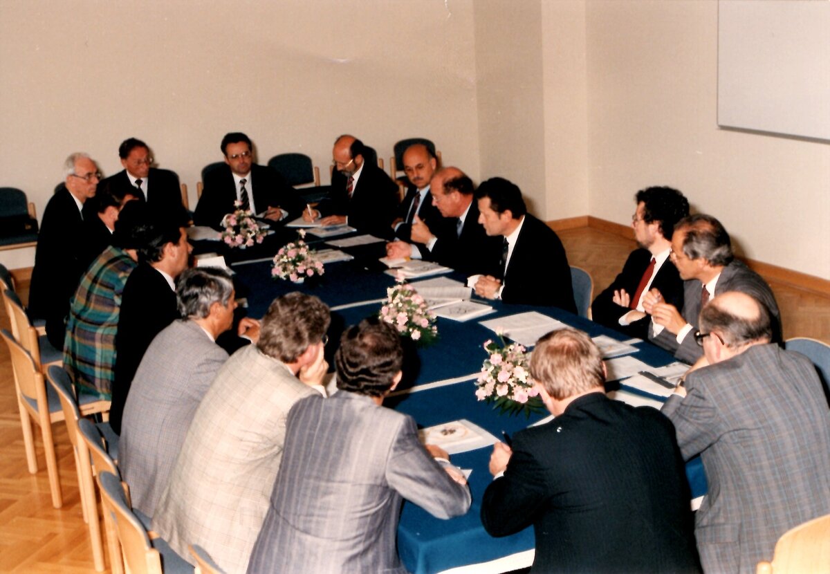 1989 - Personen sitzen am Tisch und reden über das Technikum. | © FHV