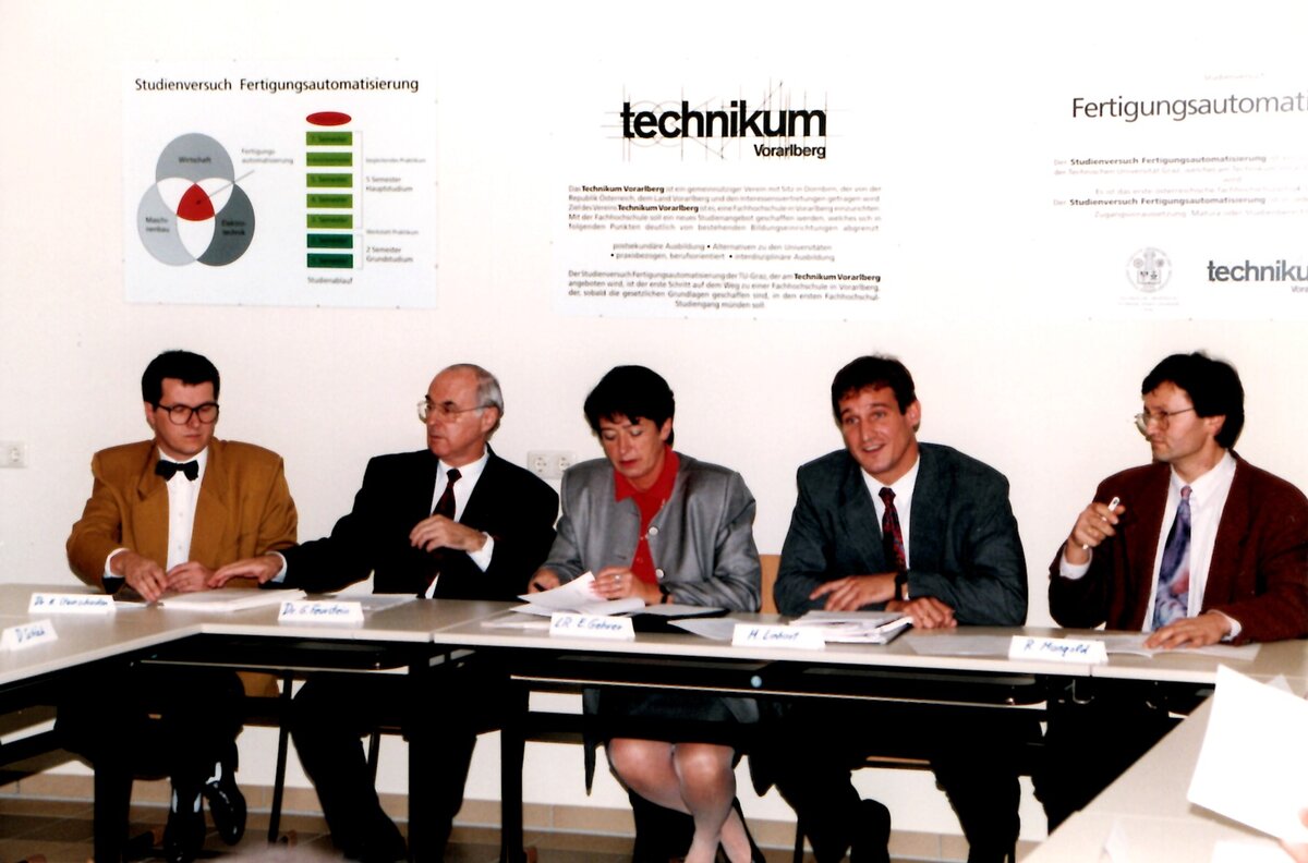 1994 - Pressekonferenz  Hochschullehrer Johannes Steinschaden, Guntram Feurstein, Bildungsministerin Elisabeth Gehrer, Geschäftsführer Markus Linhart, Roland Mangold (v.l.n.r.) | © FHV