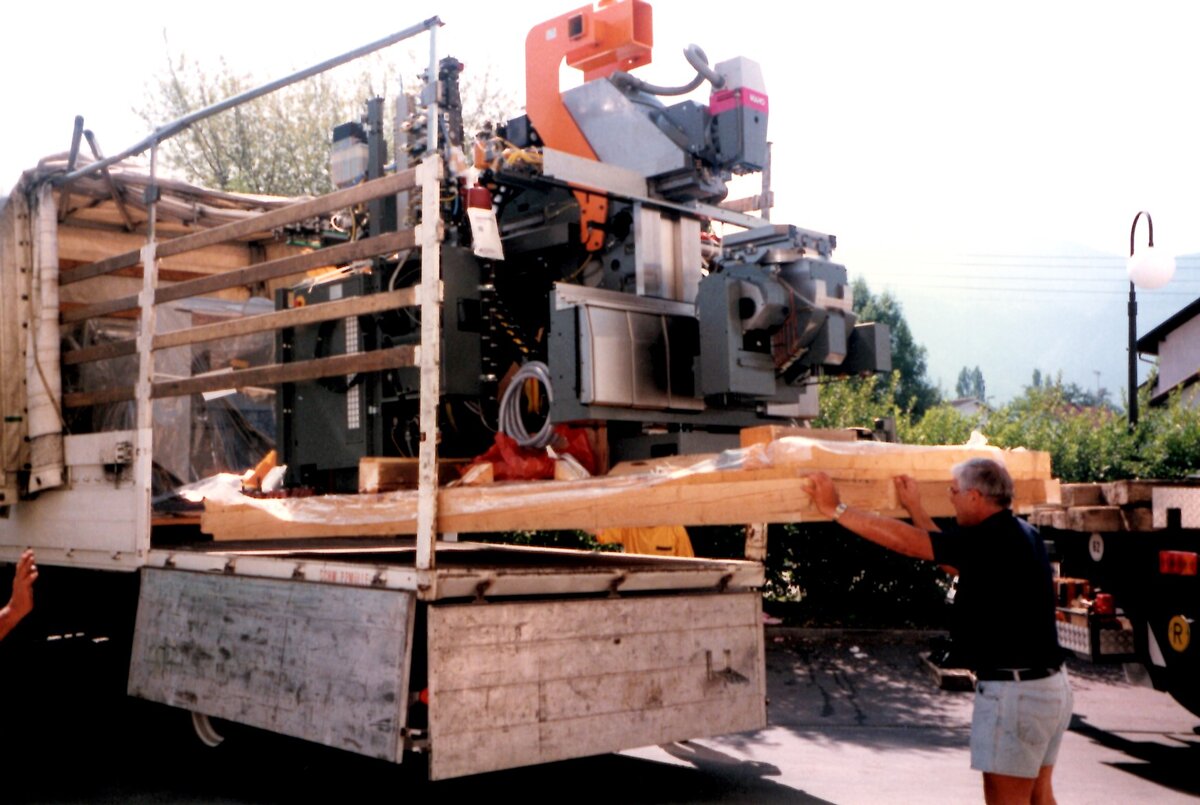 1994 - Anlieferung einer Maho 5-Achsfräse für den Einsatz in der Lehre. | © FHV