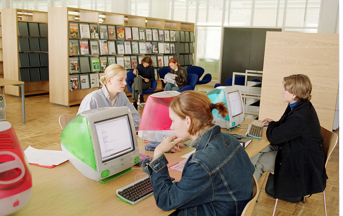 Studierende sitzen in der Bibliothek im Jahr 1999 | © FHV