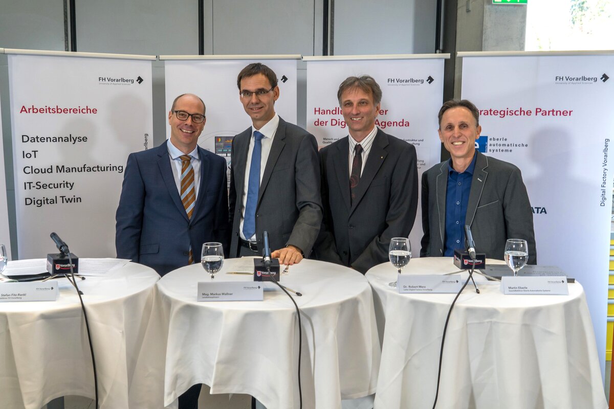 Eröffnung des Digital Factory als 6. Forschungszentrum der FHV  FHV-Geschäftsführer Stefan Fitz-Rankl, Landeshauptmann Markus Wallner, Digital Factory-Leiter Robert Merz, Eberle Automatische Systeme-Geschäftsführer Martin Eberle (v.l.n.r.) | © FHV