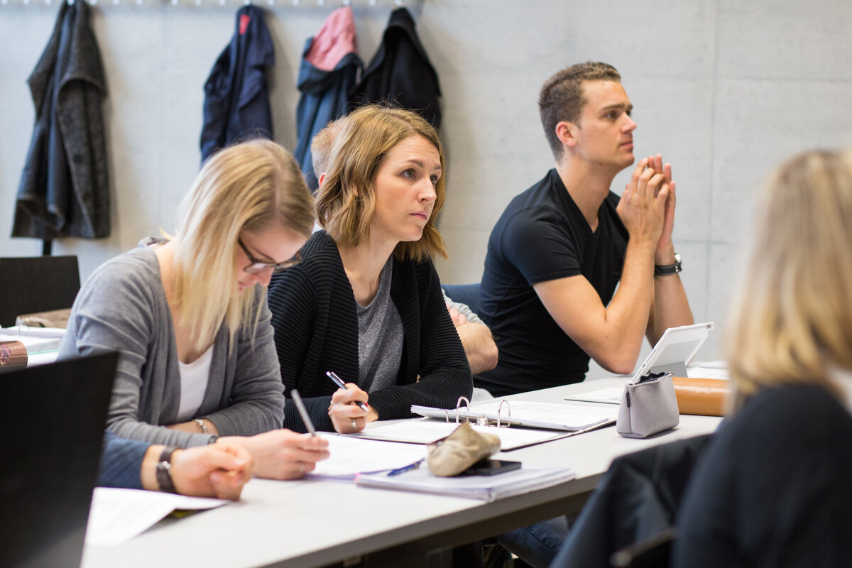 Students sit in the lecture theatre. | © SASO / FHV