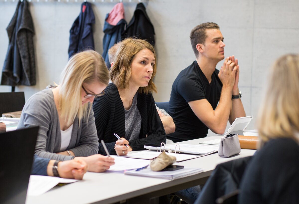 Fachbereich Wirtschaft | © SASO / FHV Studierende sitzen im Hörsaal. | © SASO / FHV