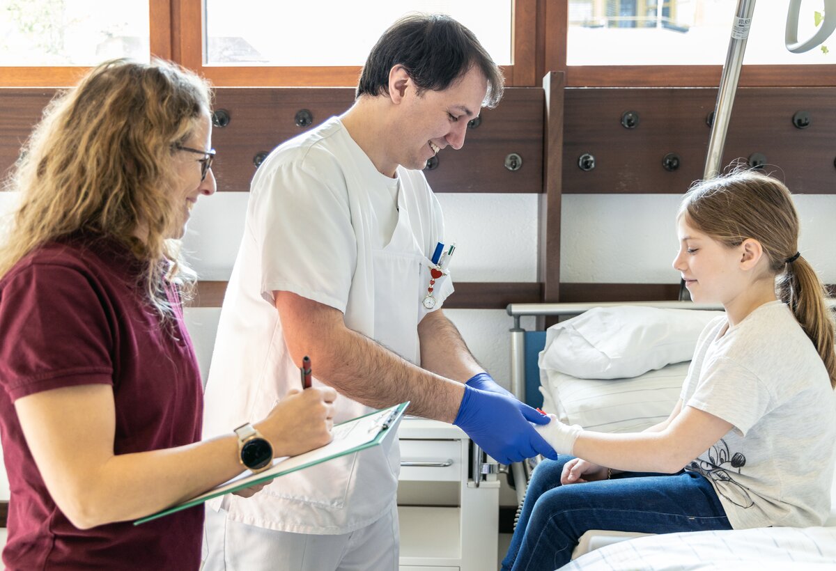 Fachbereich Gesundheit und Soziales | © Patricia Keckeis / FHV Student in der praktischen Ausbildung behandelt ein Mädchen. | © Patricia Keckeis / FHV