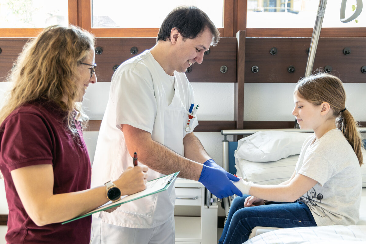 Student in practical training treats a girl. | ©  Patricia Keckeis / FHV