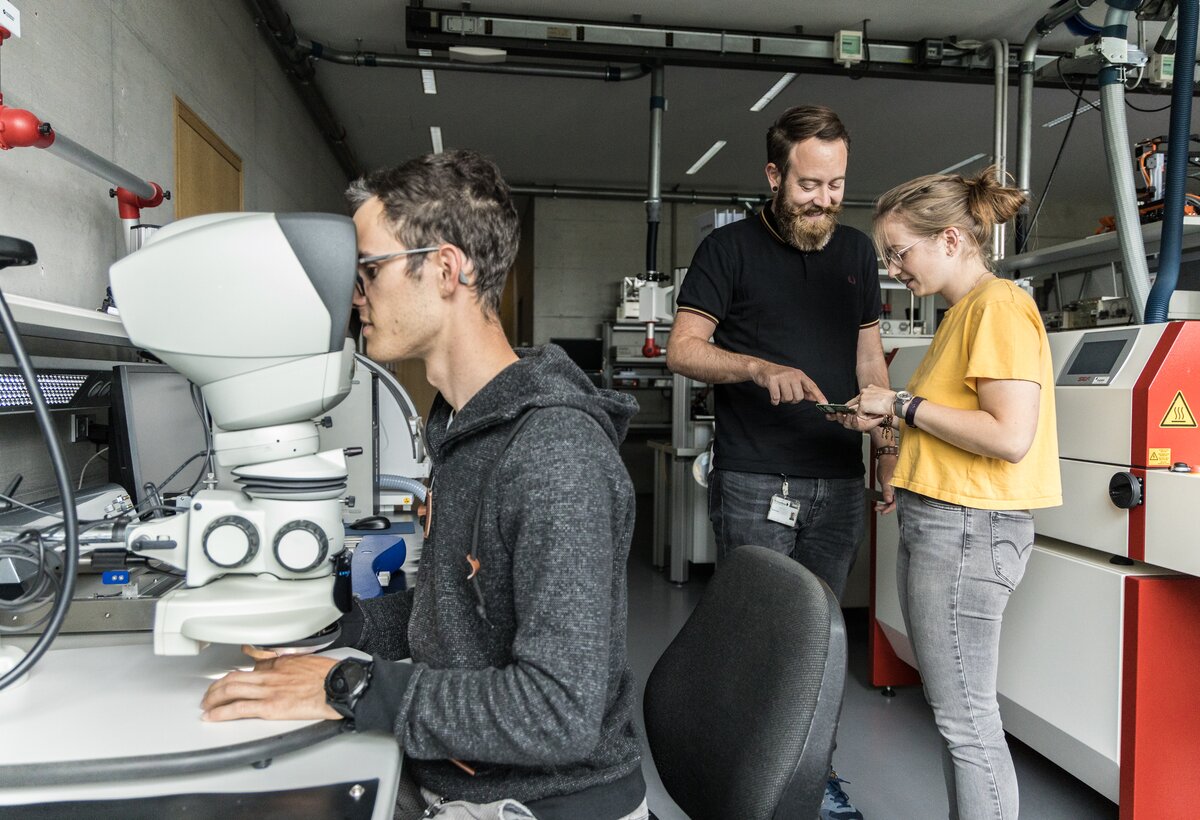 Fachbereich Technik | © Patricia Keckeis / FHV Studierende stehen in der Technik Werkstätte und führen Experimente durch. | © Patricia Keckeis / FHV