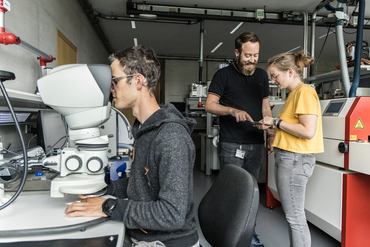 Students stand in the technology workshop and carry out experiments. | © Patricia Keckeis / FHV