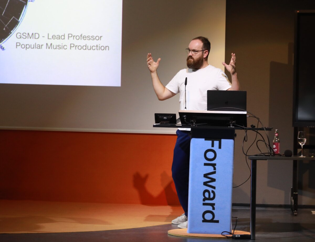 A speaker gives a presentation | © FHV