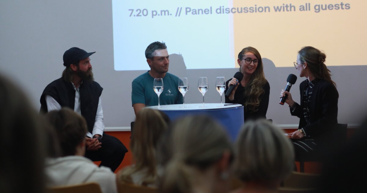 Panel discussion with different people after a lecture | © FHV
