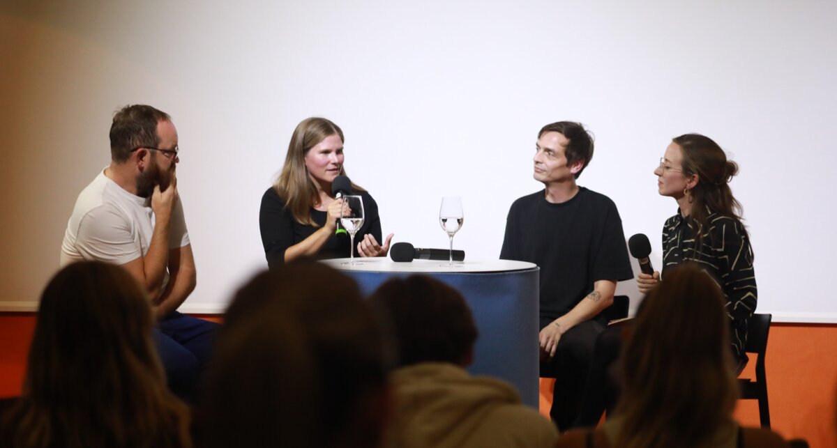 Panel discussion in front of a screen after a presentation | © FHV
