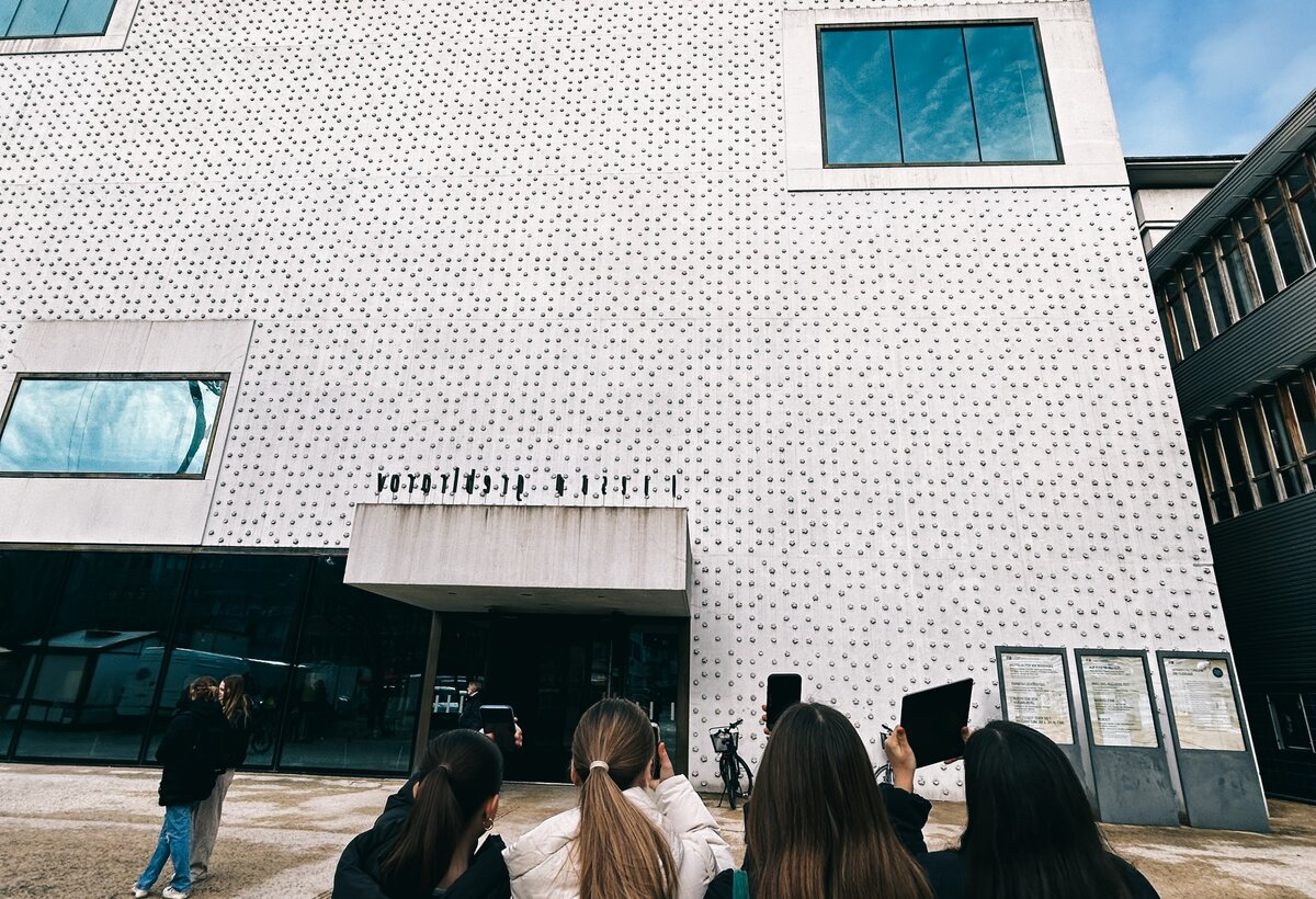Digital InAndOut 02 | © FHV Three students hold their smartphones up to the front of the Vorarlberg Museum | © FHV