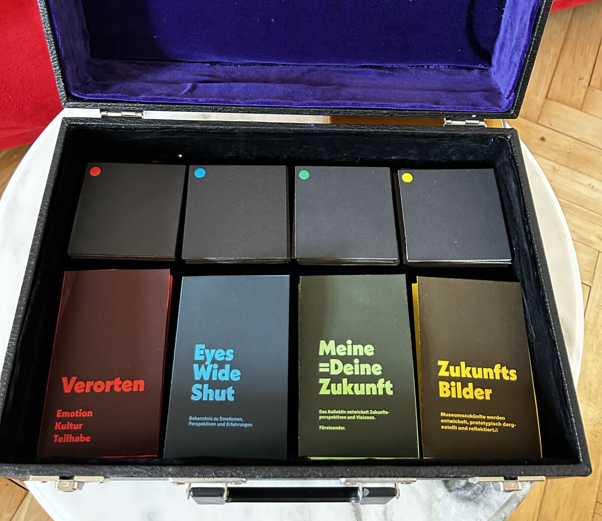 Workshop case with various printed cards. | © FHV