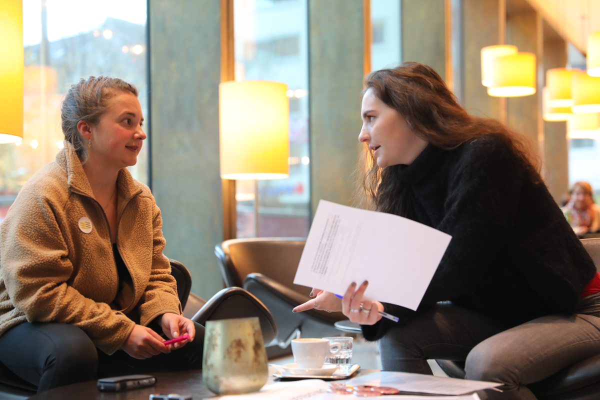 Two women are talking in a café. | © FHV
