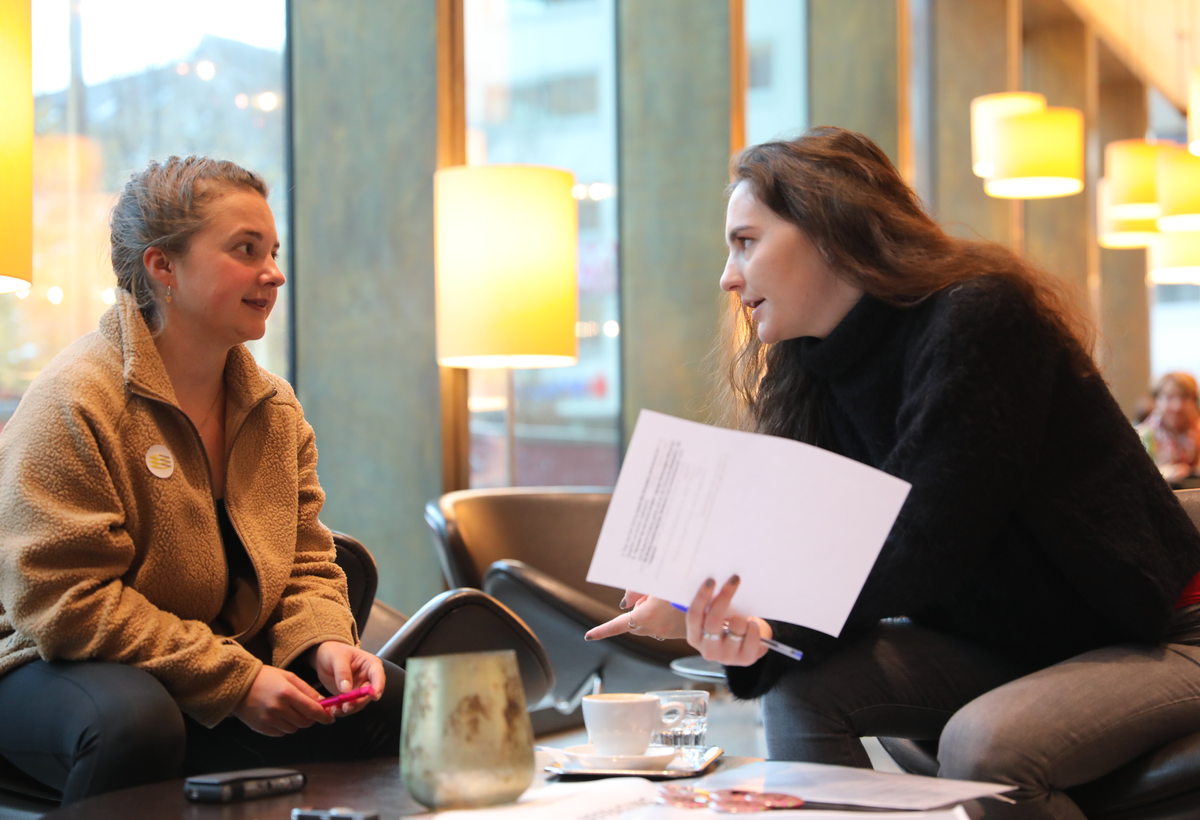 New museum worlds 03 | © FHV Two women are talking in a café. | © FHV