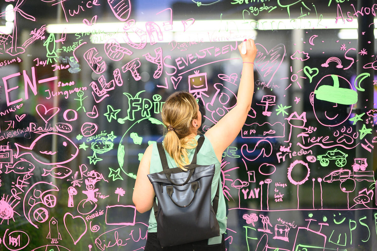 Female person paints disc in the MachMit!Museum | © Matthias Rhomberg & FHV