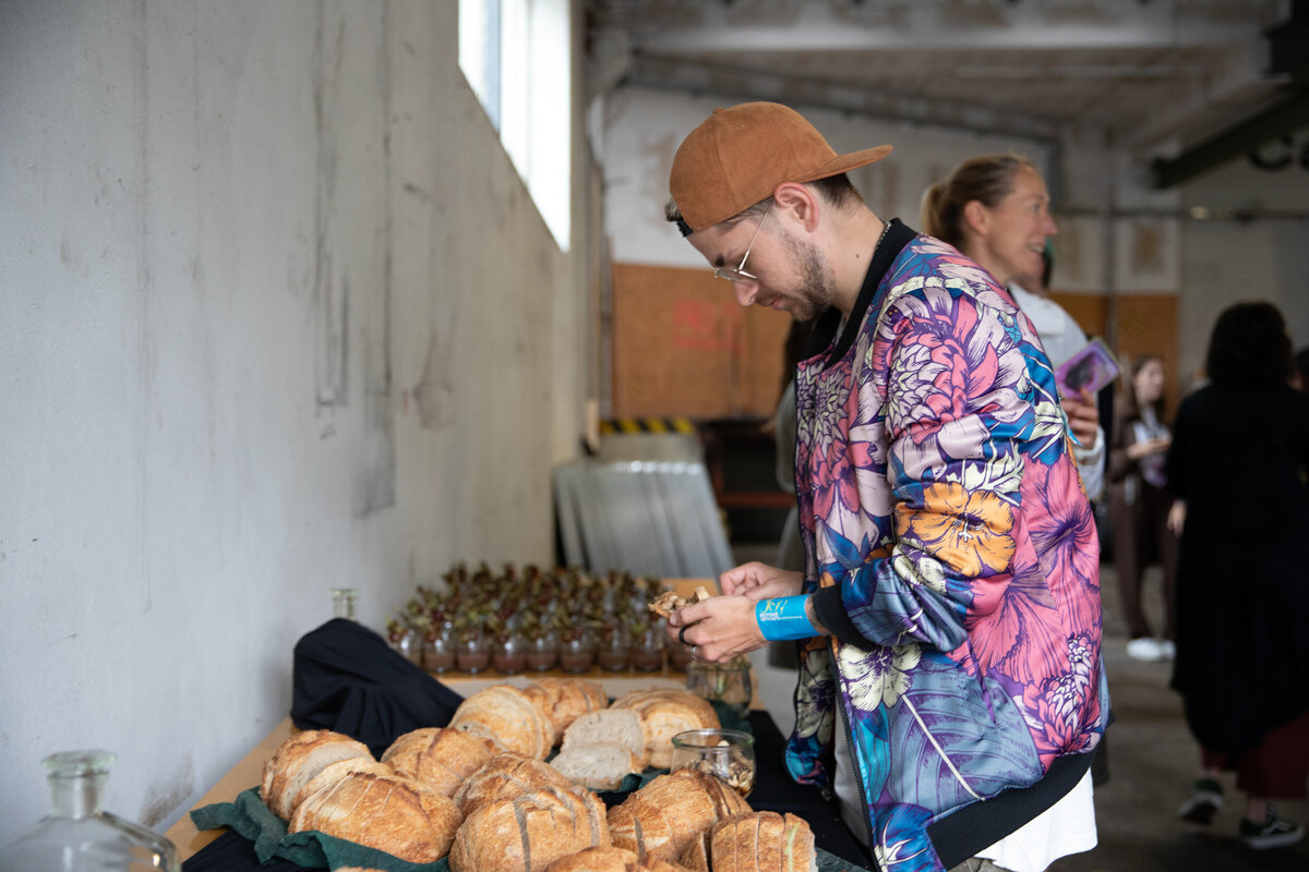 Student steht vor den Büfett | © FHV