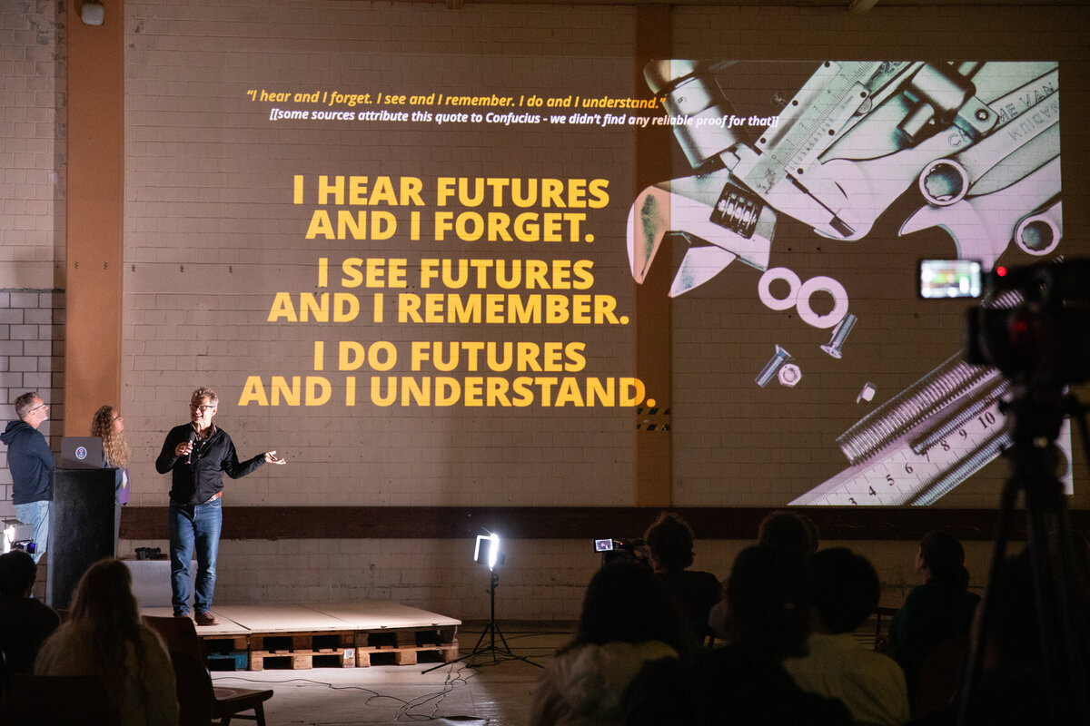 Präsentation bei der Joy Beyond Growth Designsymposium | © FHV