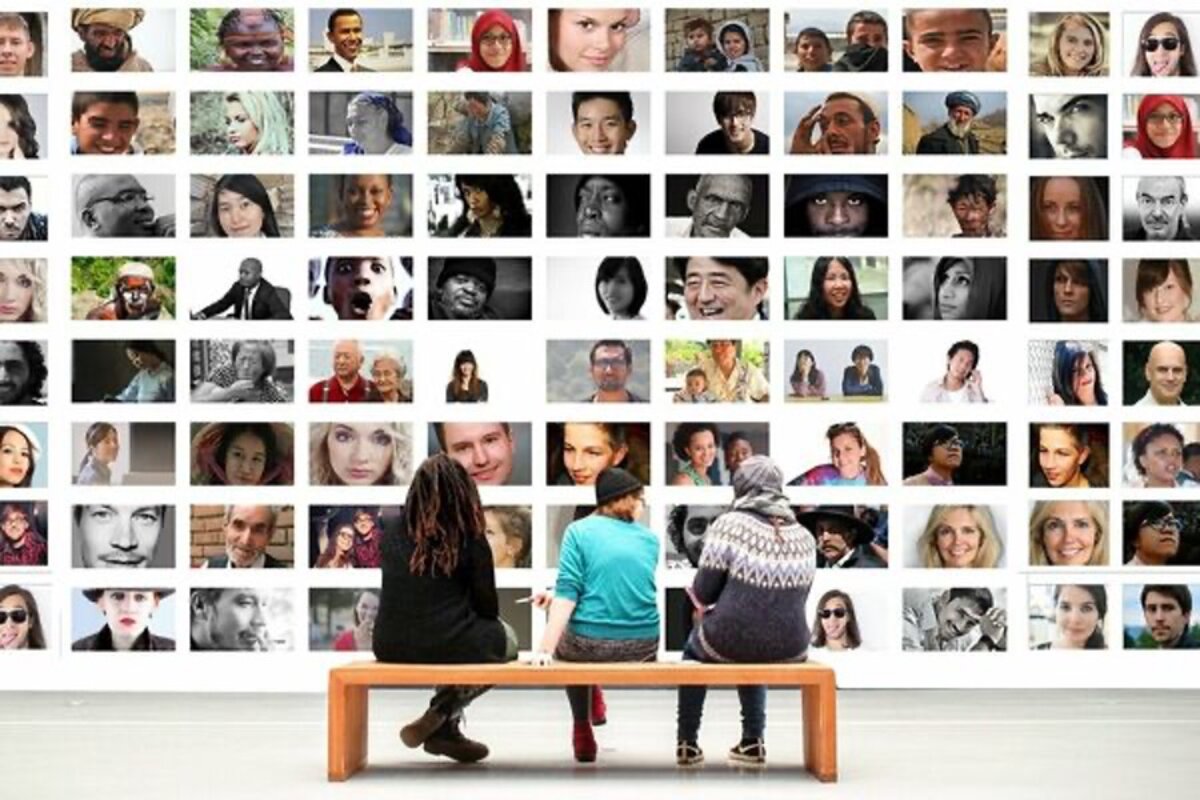 Museumsbesucher auf einer Bank sitzend | © Pixabay / FHV