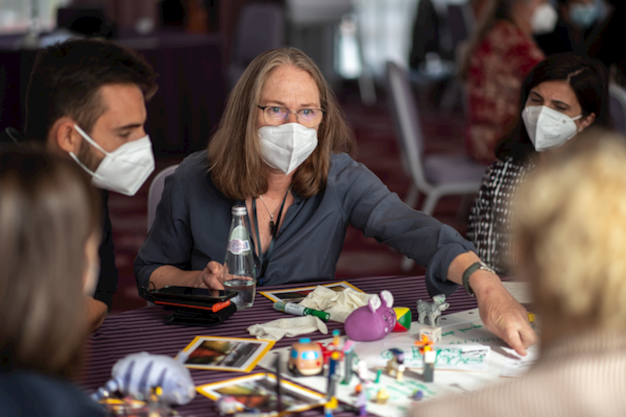 People with masks at work | © FHV