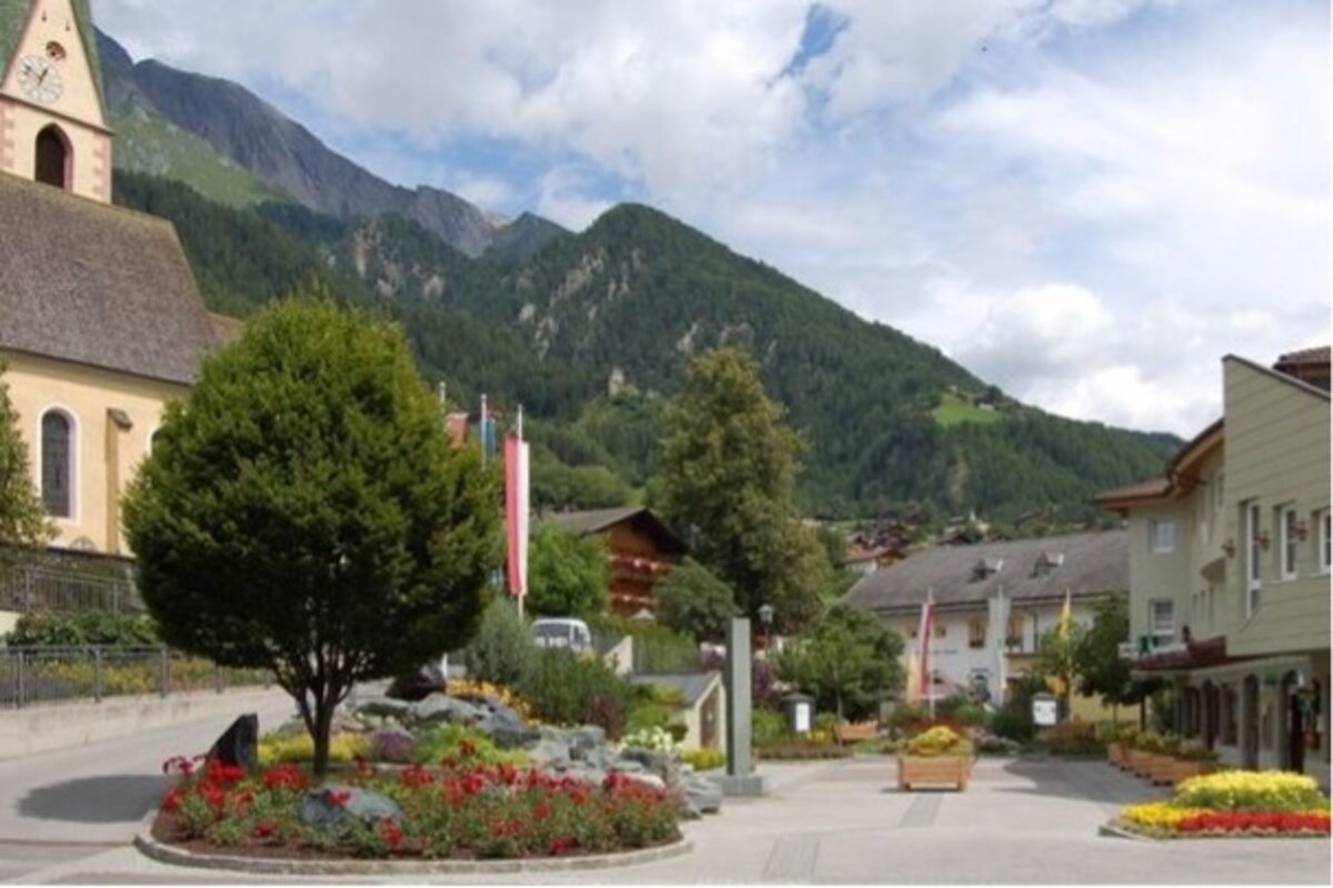 Bild eines Dorfplatzes | © Wikipedia / FHV