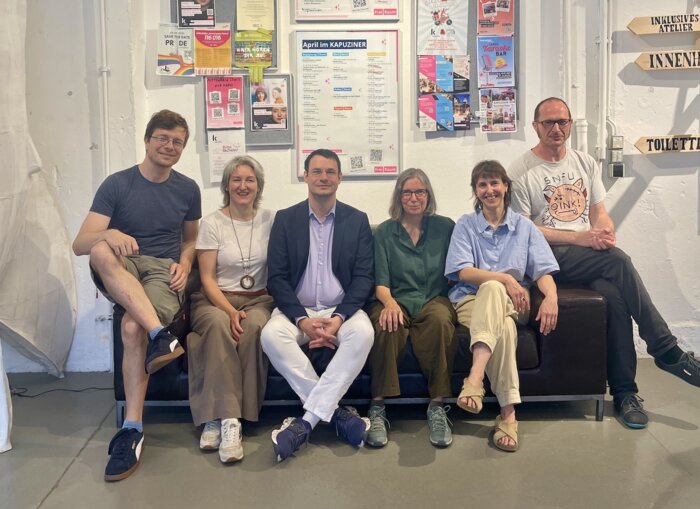 Gruppenbild des Projektteams auf einem Sofa. | © Mirjam Steinbock