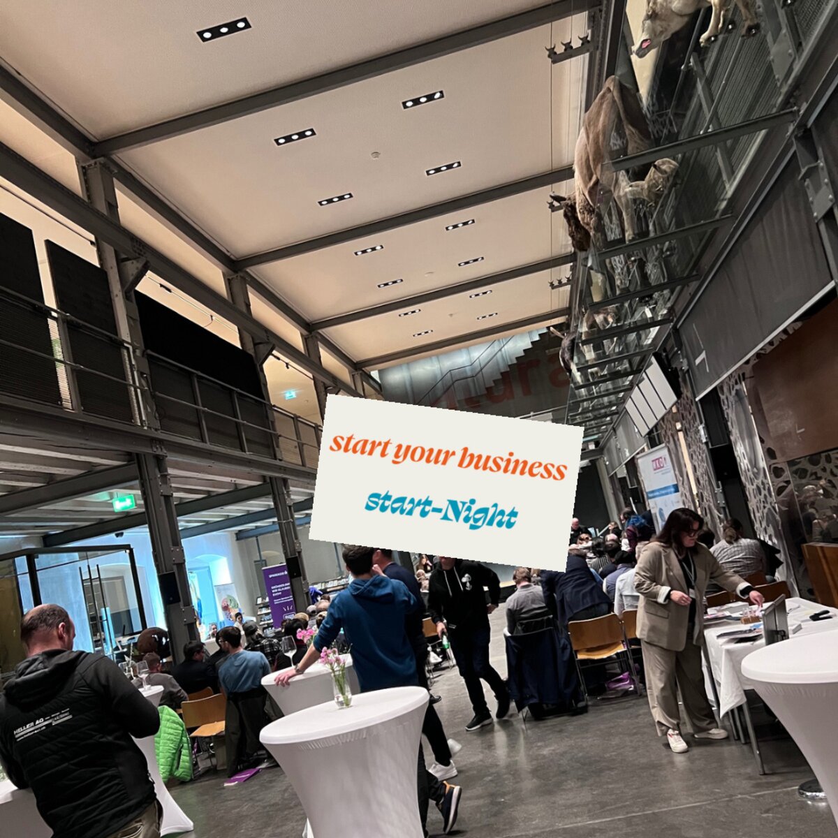 Menschenmenge von hinten | © FHV