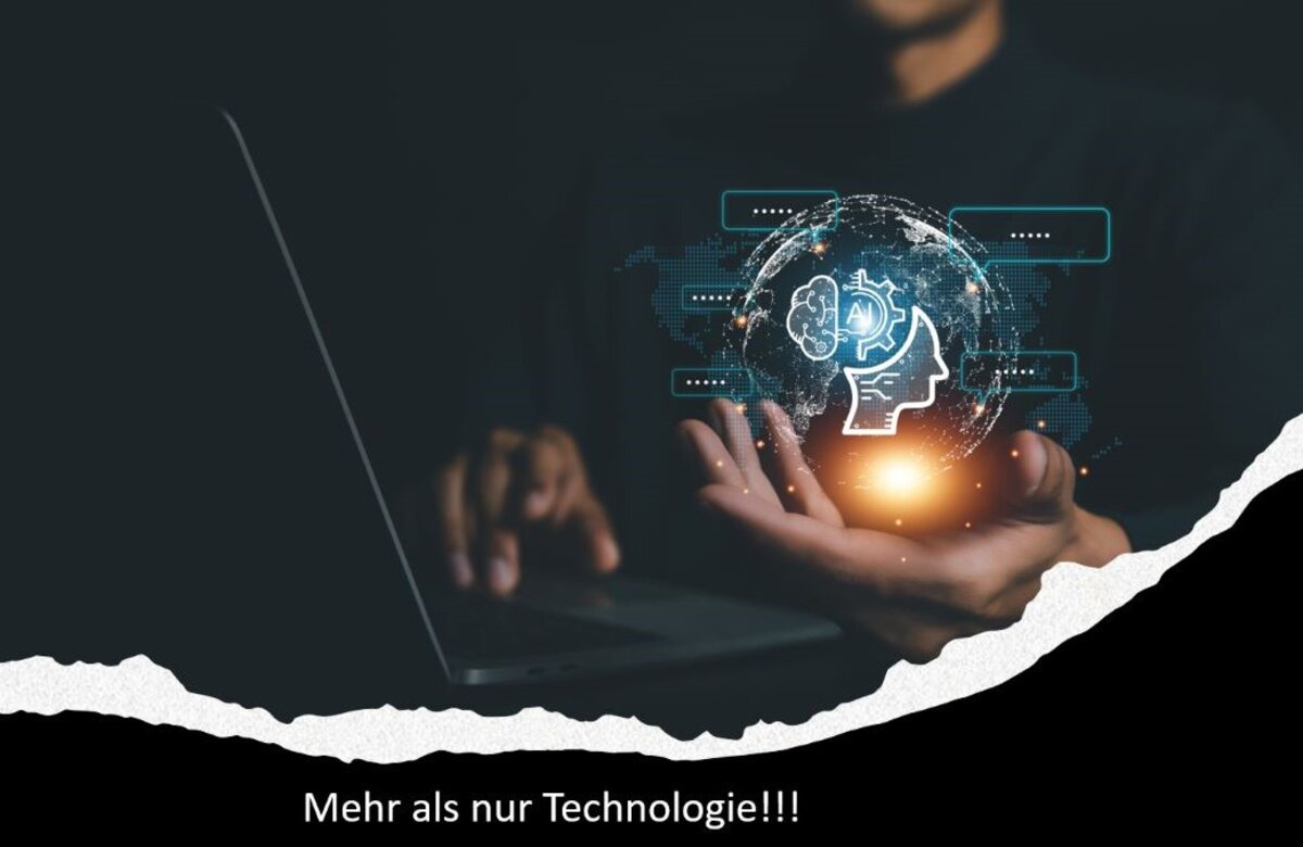 Person mit digitaler Technologie in einer Hand  | © FHV