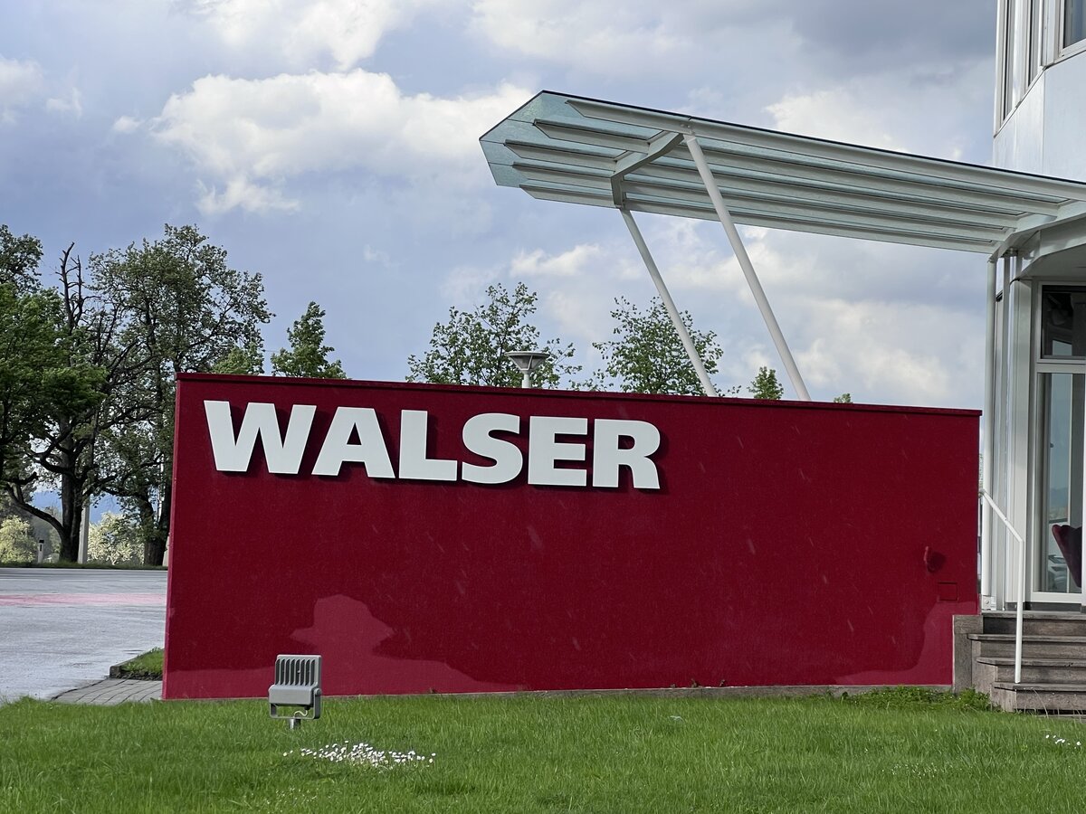 Firmeneingang Walser mit Logo | © FHV